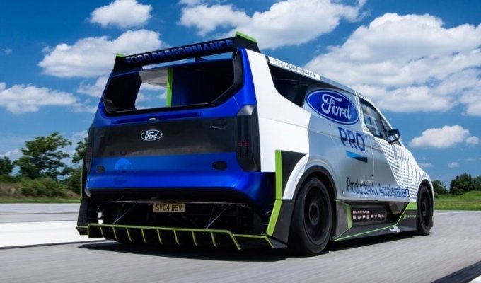 Компания Ford построила абсурдно быстрый электрический фургон с мощностью больше, чем у Bugatti (24 фото + 2 видео)