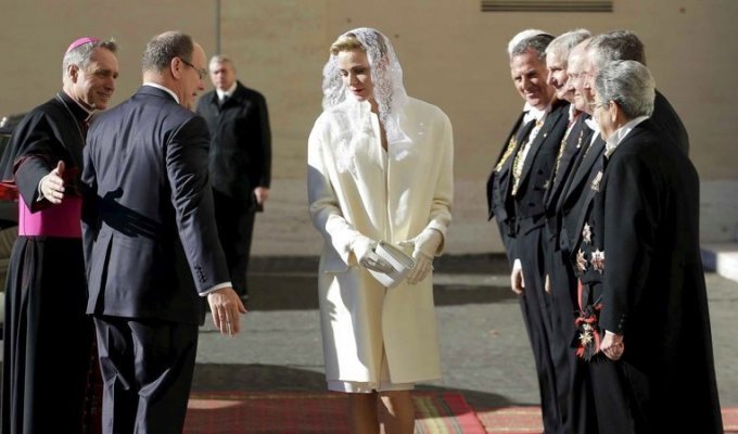 Во всём мире только 7 женщинам разрешено носить белое при Папе Римском (3 фото)