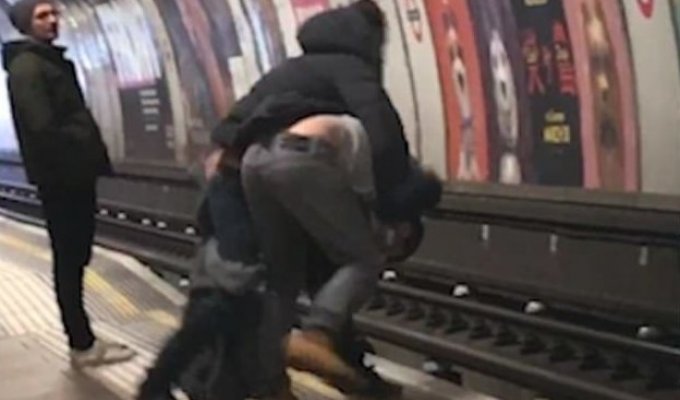 Двое пьяных падают под поезд лондонского метро (2 фото + 1 видео)