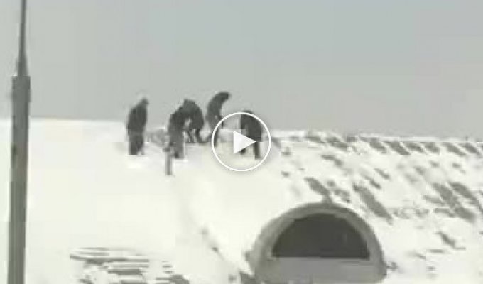 Как дворники-экстремалы убирают снег с крыш в Москве