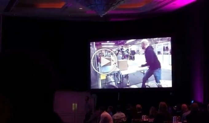 Новый робот Boston Dynamics ездит на двух ногах и перепрыгивает через барьеры