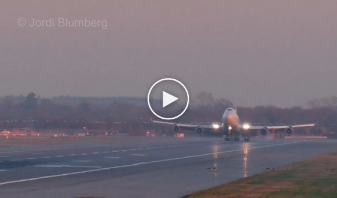 Посадка Боинг 747 без одного шасси