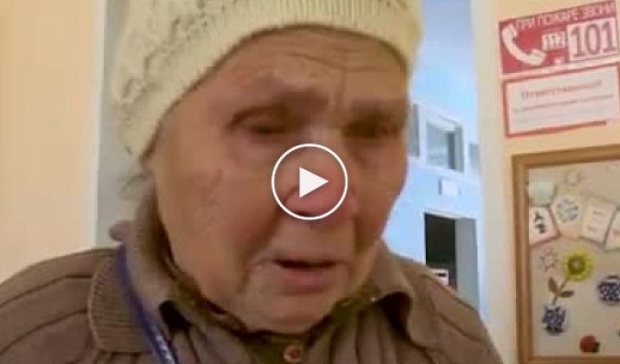 88-летняя бабушка делает подарки для сирот из детского дома своими руками