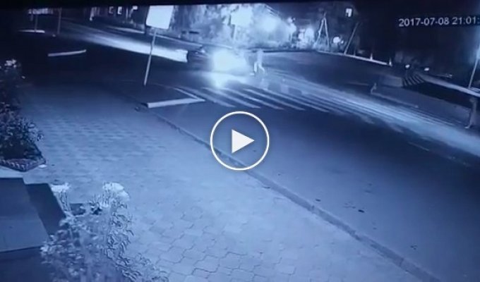 В Абинске водитель сбил девушку на пешеходном переходе и скрылся