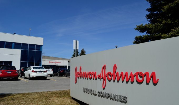 Американец отсудил $8 млрд у компании Johnson & Johnson за выросшую грудь