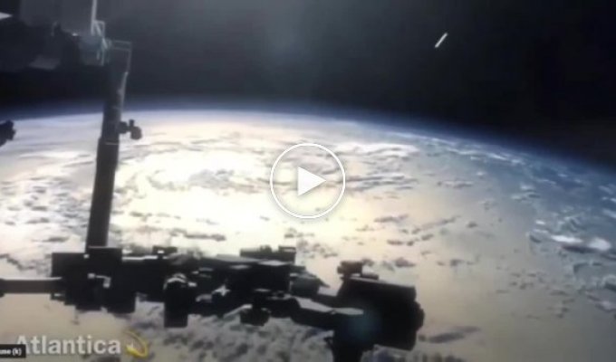 Во время трансляции с МКС пользователи увидели огромный НЛО
