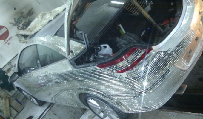Житель ХМАО инкрустировал свой автомобиль десятками тысяч зеркал (15 фото)