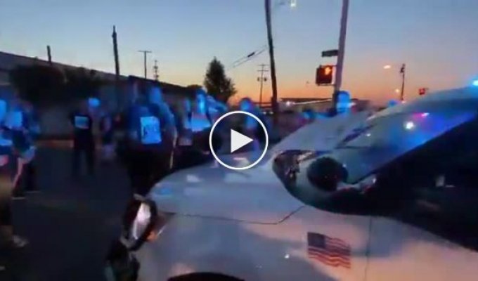 Как полицейским из Детройта приходится пробиваться сквозь толпу протестующих