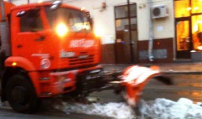 Как московские коммунальщики борются с последствиями снегопада (7 фото)