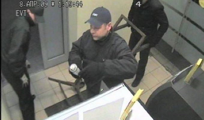  Похищение банкомата (4 фото)