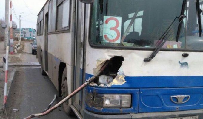 В Комсомольске-на-Амуре шлагбаум проткнул автобус и ранил пассажира (2 фото)