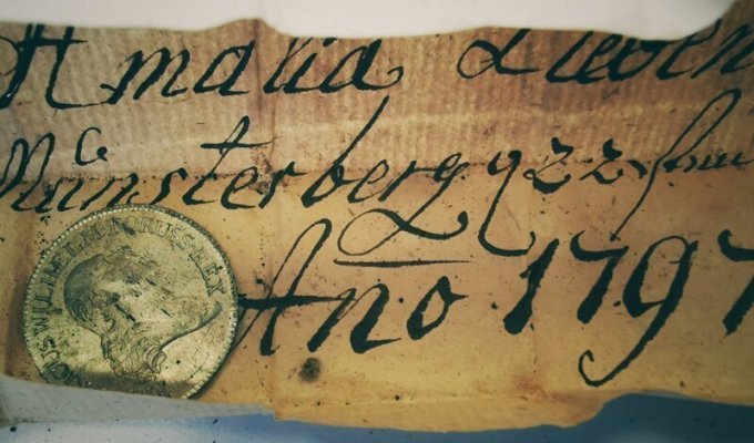В церкви нашли тайник с посланием из XVIII века (18 фото)