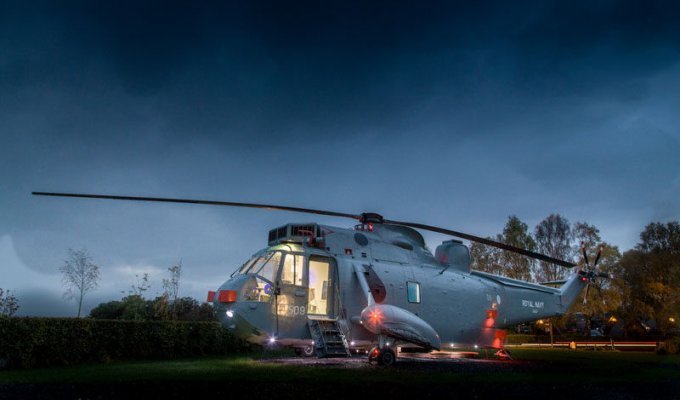 Вертолет превратили в домик для отдыха, в котором каждый может переночевать (8 фото)