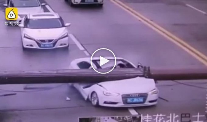 В Китае башенный кран рухнул на автомобиль