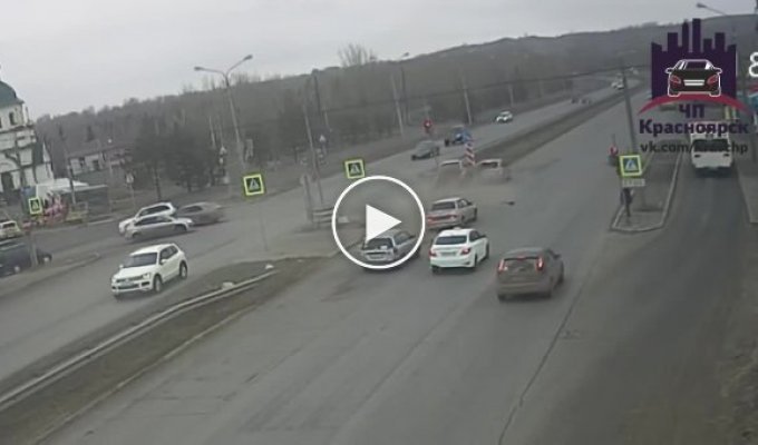 В Красноярске водитель BMW разбил три машины и уехал