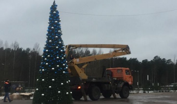В Сосновом Бору начали возвращать украденные с новогодней елки игрушки (2 фото)