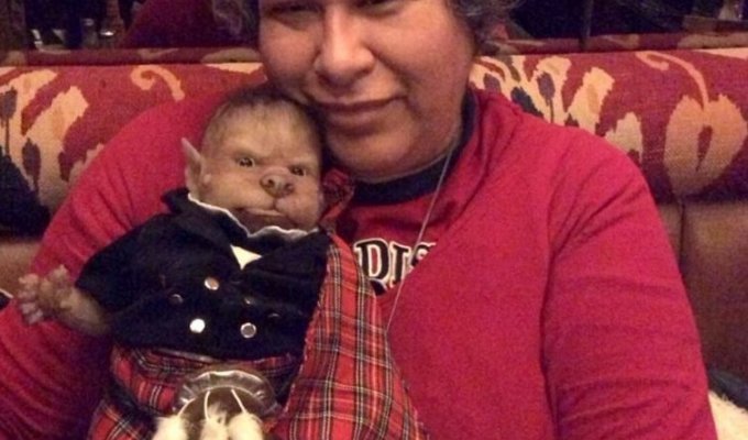 Женщина потратила десятки тысяч на куклу-оборотня, чтобы та заменила ей ребенка (7 фото + 1 видео)