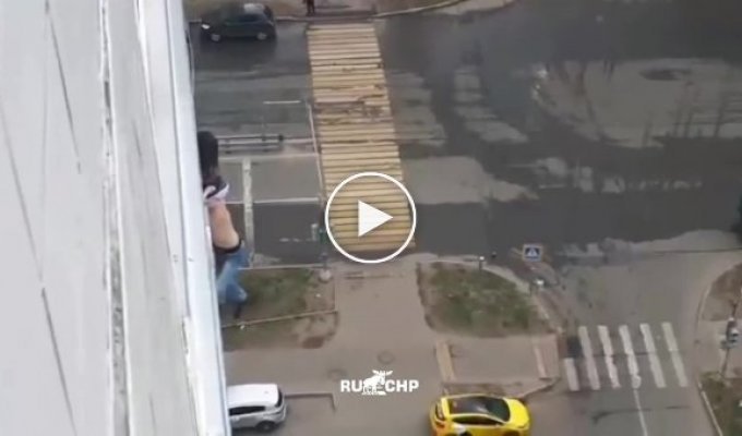 Москвич чуть не упал с 15-го этажа, пытаясь сделать селфи