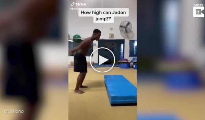 Молодой гимнаст прыгнул выше собственного роста