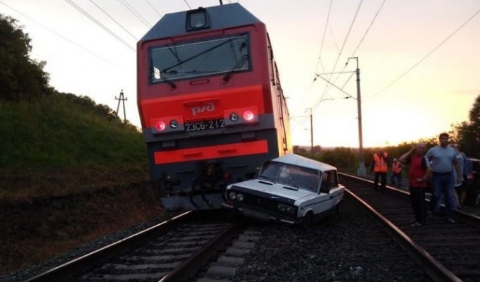 В Кемеровской области грузовой поезд врезался в автомобиль, которым управляла нетрезвая девушка (4 фото + 2 видео)