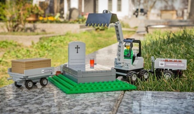 Крематорий, гроб, скелет: в продаже появился набор Lego, посвященный похоронам (8 фото)