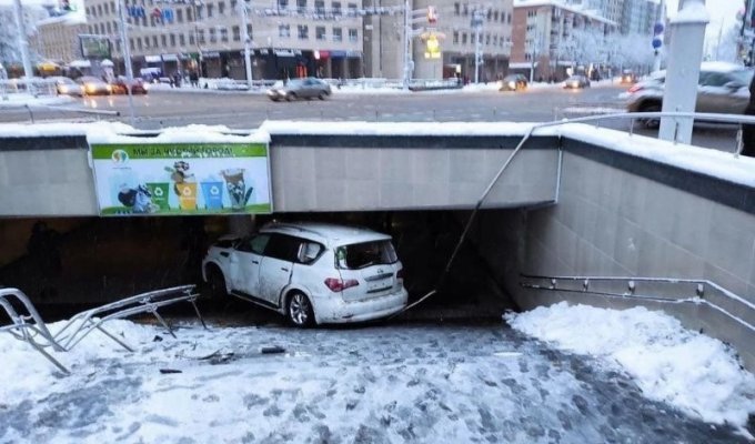 В Минске внедорожник оказался в подземном переходе (3 фото + 2 видео)