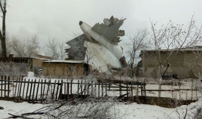 В Киргизии под Бишкеком грузовой самолет упал на жилой поселок (7 фото + 2 видео)