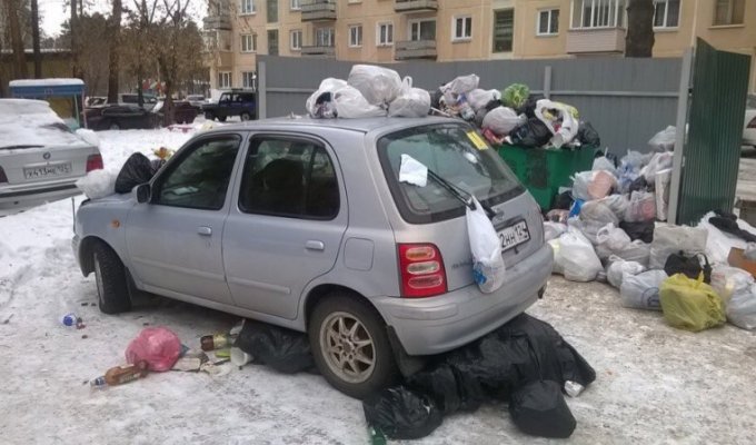 Припаркованный рядом с помойкой автомобиль забросали мусором (2 фото)