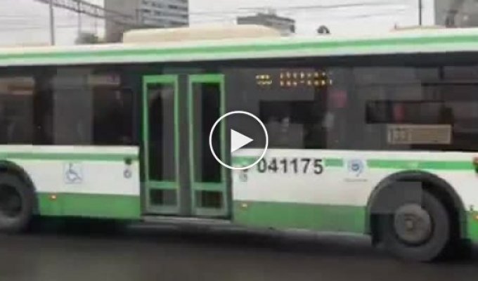 В Москве водитель автобуса влетел в здание ТЦ
