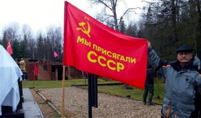 В Тверской области появился бюст Иосифу Сталину, который освятил настоятель местного храма (4 фото)