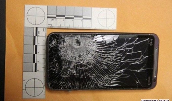 Смартфон спас владельца от пули (2 фото)