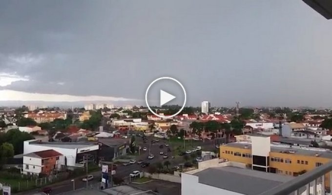 Эффектный удар молнии в Бразилии