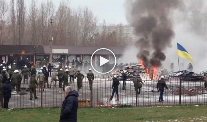 Титушки штурмуют торговцев на рынке в Киеве