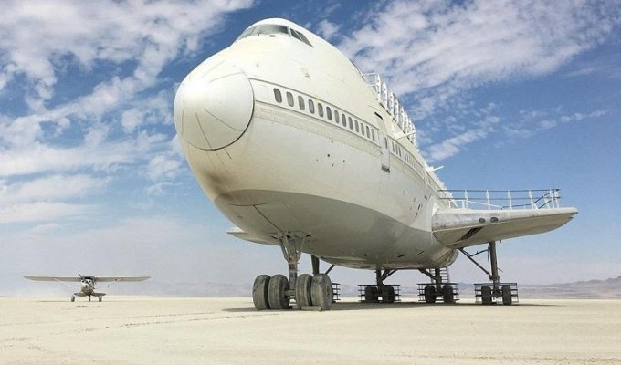 После фестиваля Burning Man в пустыне забыли самолет (4 фото + 1 видео)
