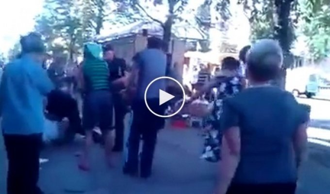 В Чернигове копы скрутили мужчину, вступившегося за уличную торговку-пенсионерку