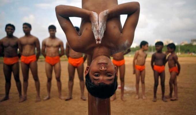 Невероятная акробатика йогов, которой в Индии учат с детства (12 фото + 2 видео)