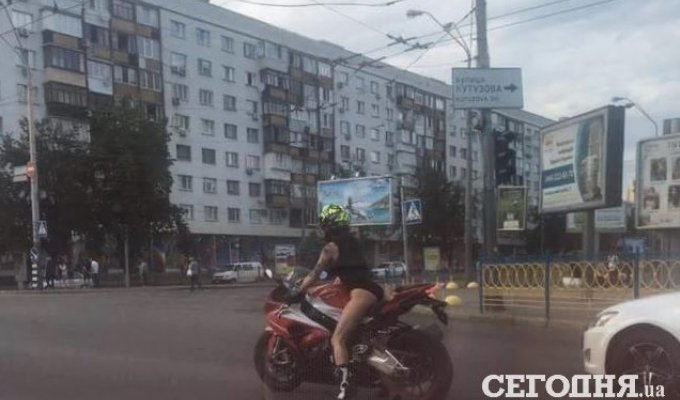 По Киеву ездит полуголая мотоциклистка