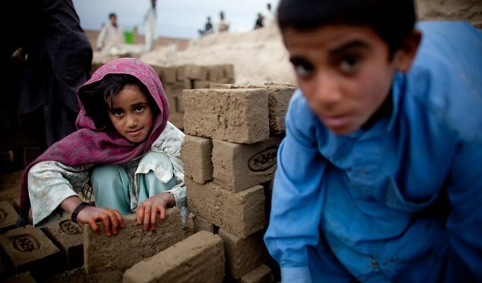 Дети на афганском кирпичном заводе (17 фото)