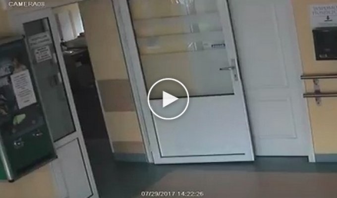 Чернокожий парень украл коробку для пожертвований из больницы