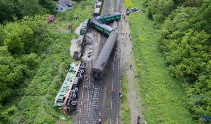 В Каменец-Подольске сошел с рельсов поезд 139 при столкновении со встречным локомотивом (9 фото)