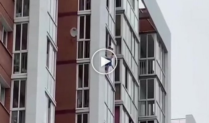 В Иркутске мужчина вылез на парапет многоэтажки и угрожал выбросить ребенка с 13-го этажа