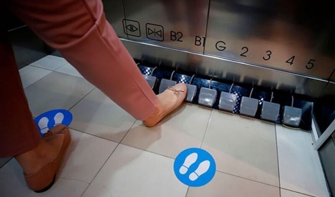 Торговый центр в Таиланде установил педали в лифтах (5 фото)