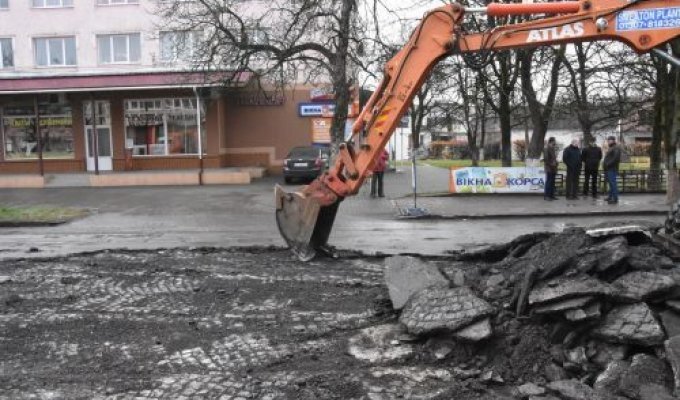 Вместо ямочного ремонта – на Закарпатье «откопали» старую дорогу из брусчатки, сняв асфальт (фото)