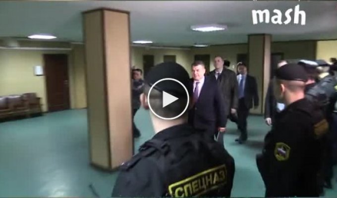 В России экс-министр Анатолий Сердюков, став управдомом, повысил в два раза коммуналку