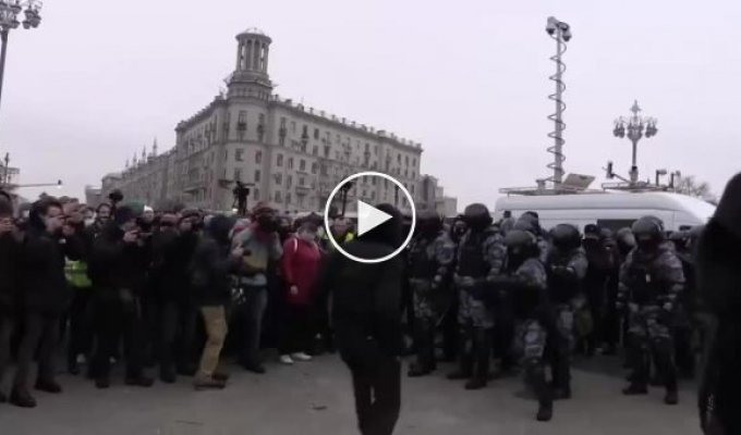 Во время митинга 23 января чеченец устроил жесткую драку с полицейскими - его ищут правоохранители