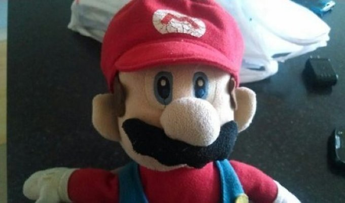Что скрывается под шапкой у Марио (3 фото)