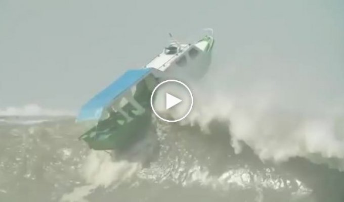 Противостояние крошечной лодки гигантским волнам