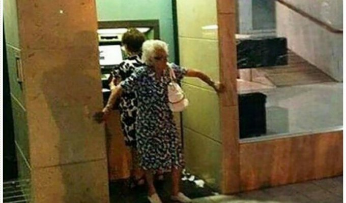 Новый способ грабежа прямо у банкомата (2 фото)