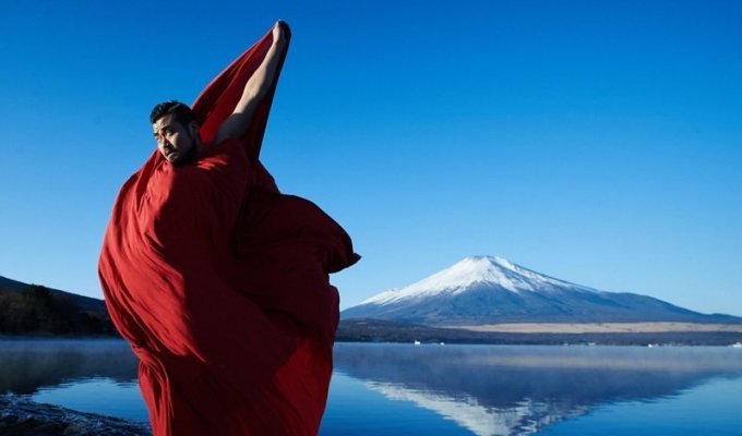 Фотосессия японца в красном традиционном белье стала хитом соцсетей (15 фото)