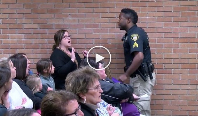 В США недовольную учительницу заковали в наручники и увели с собрания
